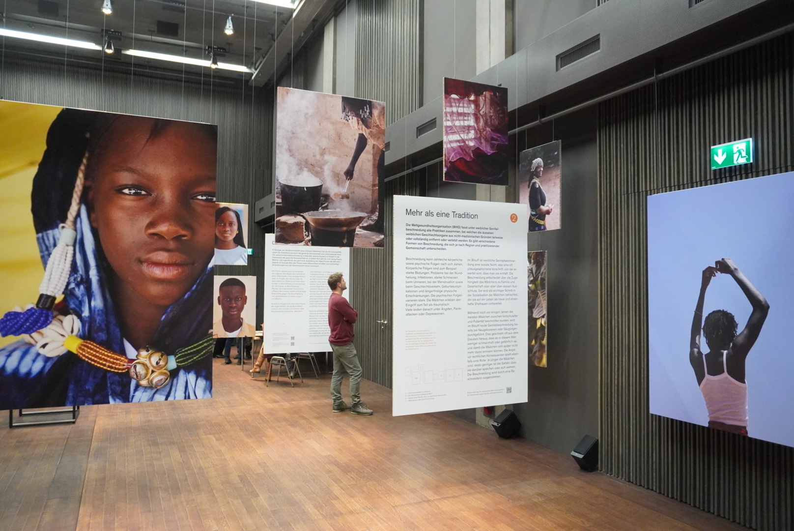 Reisen in Bildern mit den Fotos von Claudia Link in der Ausstellung "Ganz Frau"..