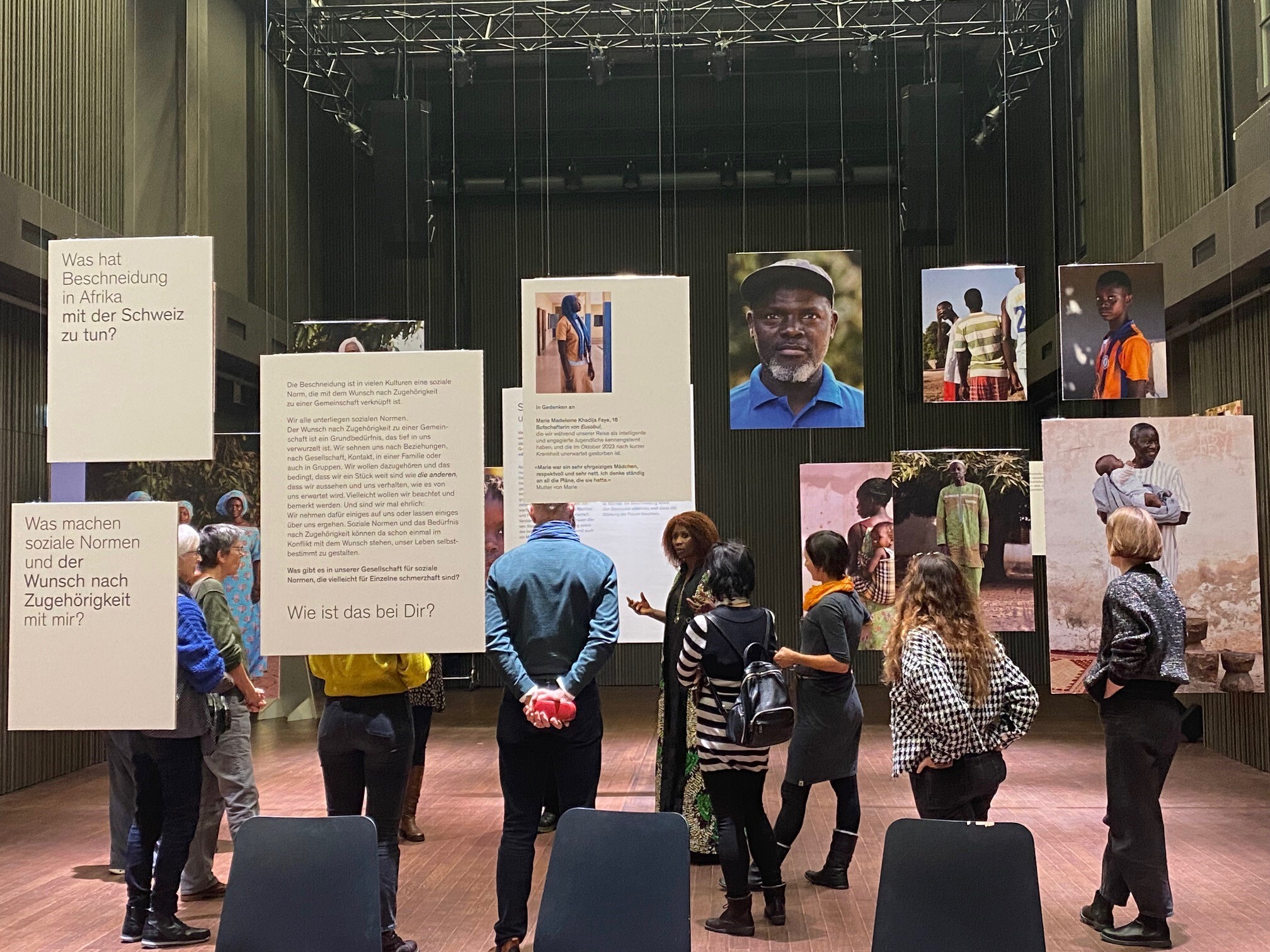 Drawing attention to a taboo subject: at the vernissage of the exhibition "Ganz Frau", which deals with female genital mutilation in Senegal.