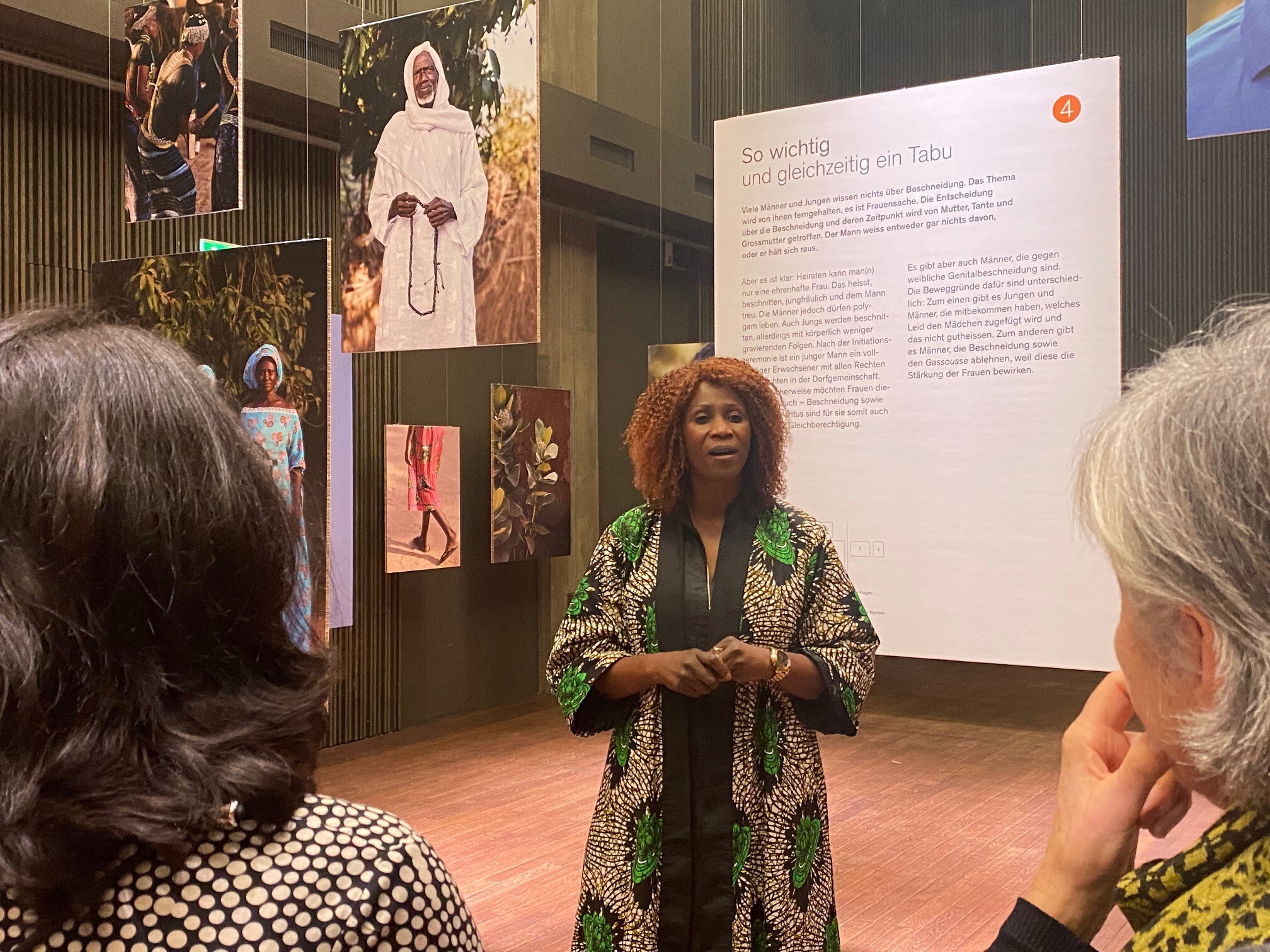 InformationFirst-hand information: Fatou Diatta, project manager in Senegal, guides visitors through the exhibition.en aus erster Hand: Fatou Diatta, Projektleiterin im Senegal, führt durch die Ausstellung.