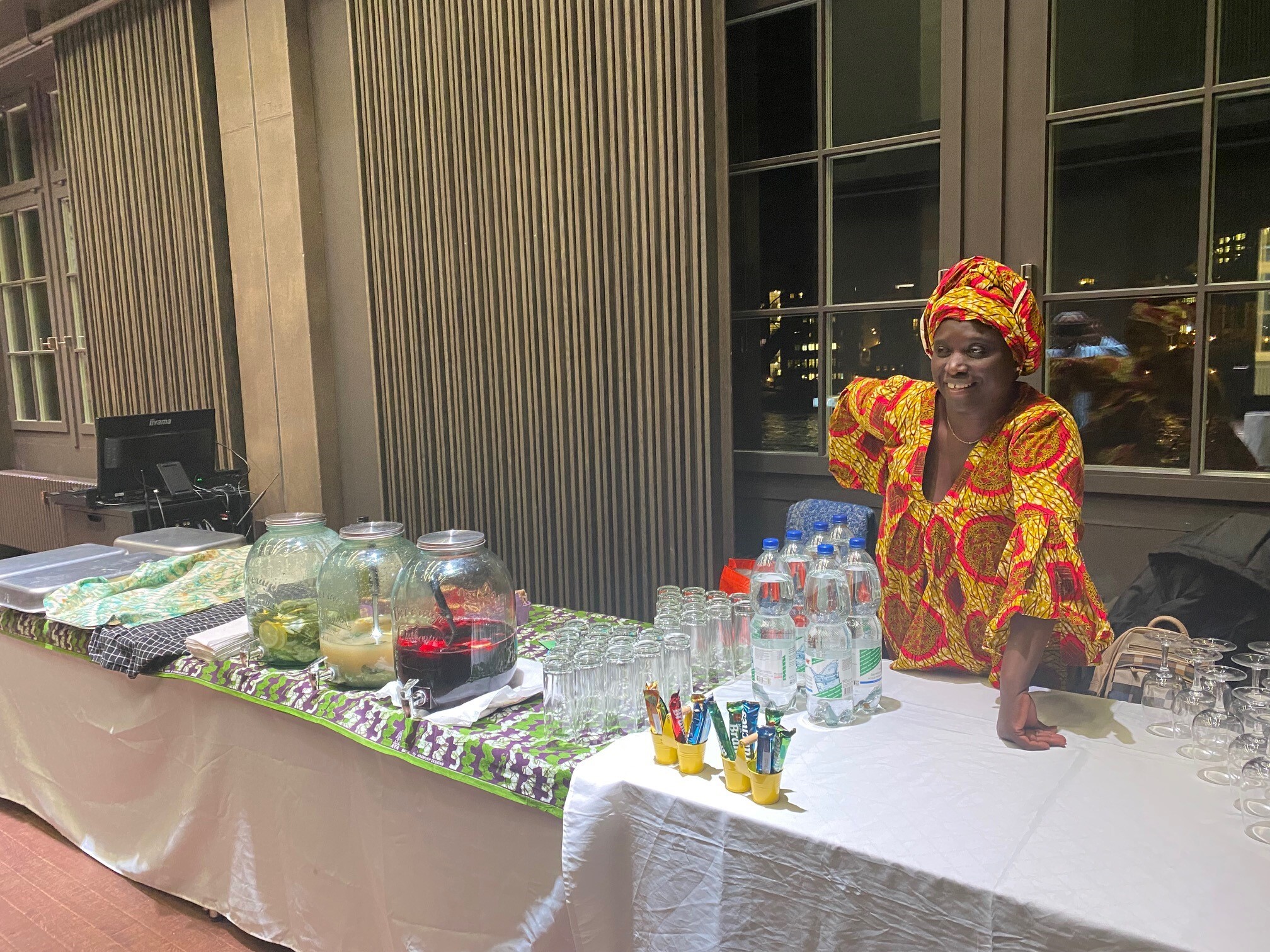 Catering for the guests: Alima Diouf in the "Ganz Frau" exhibition.