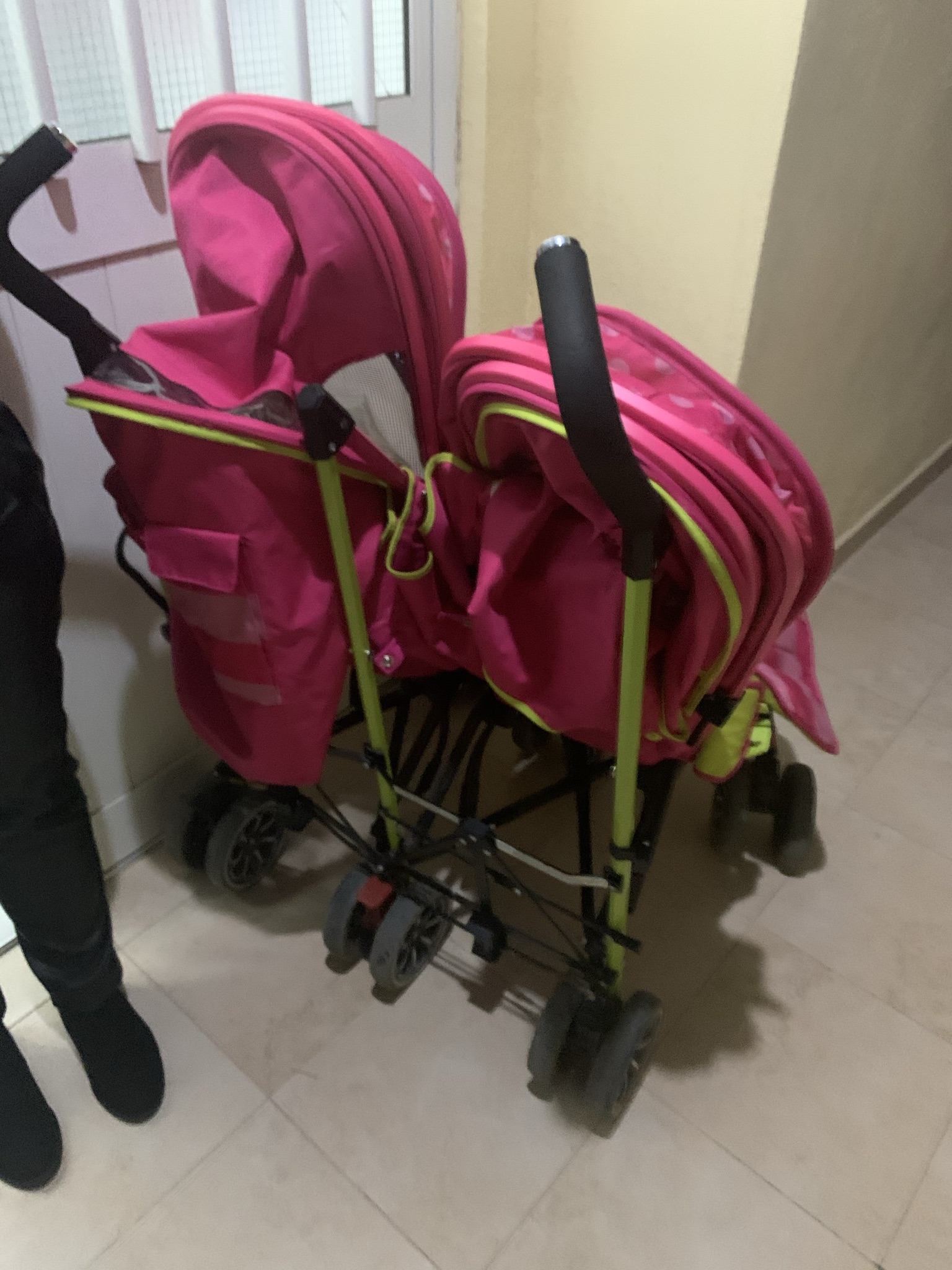 Kinderwagen beim Frauenhaus in Shkodra, Tirana